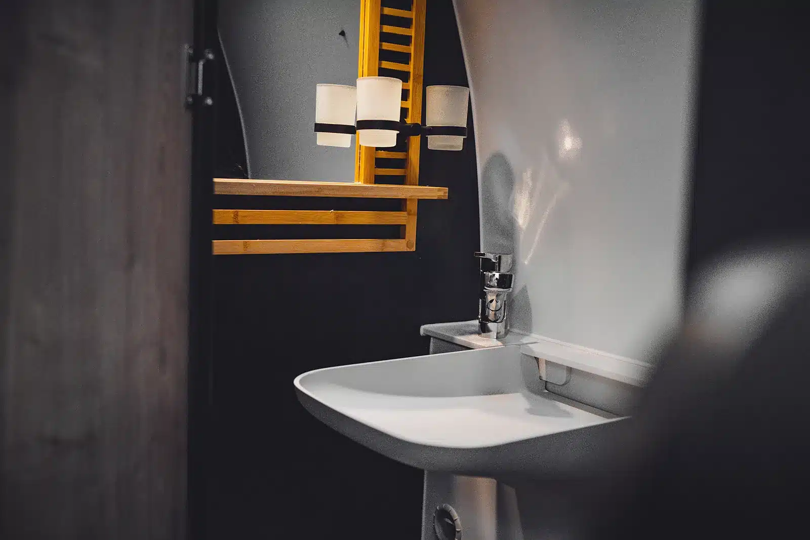 Klappbares Waschbecken mit Armatur im Bad des Renault Master VANtastic