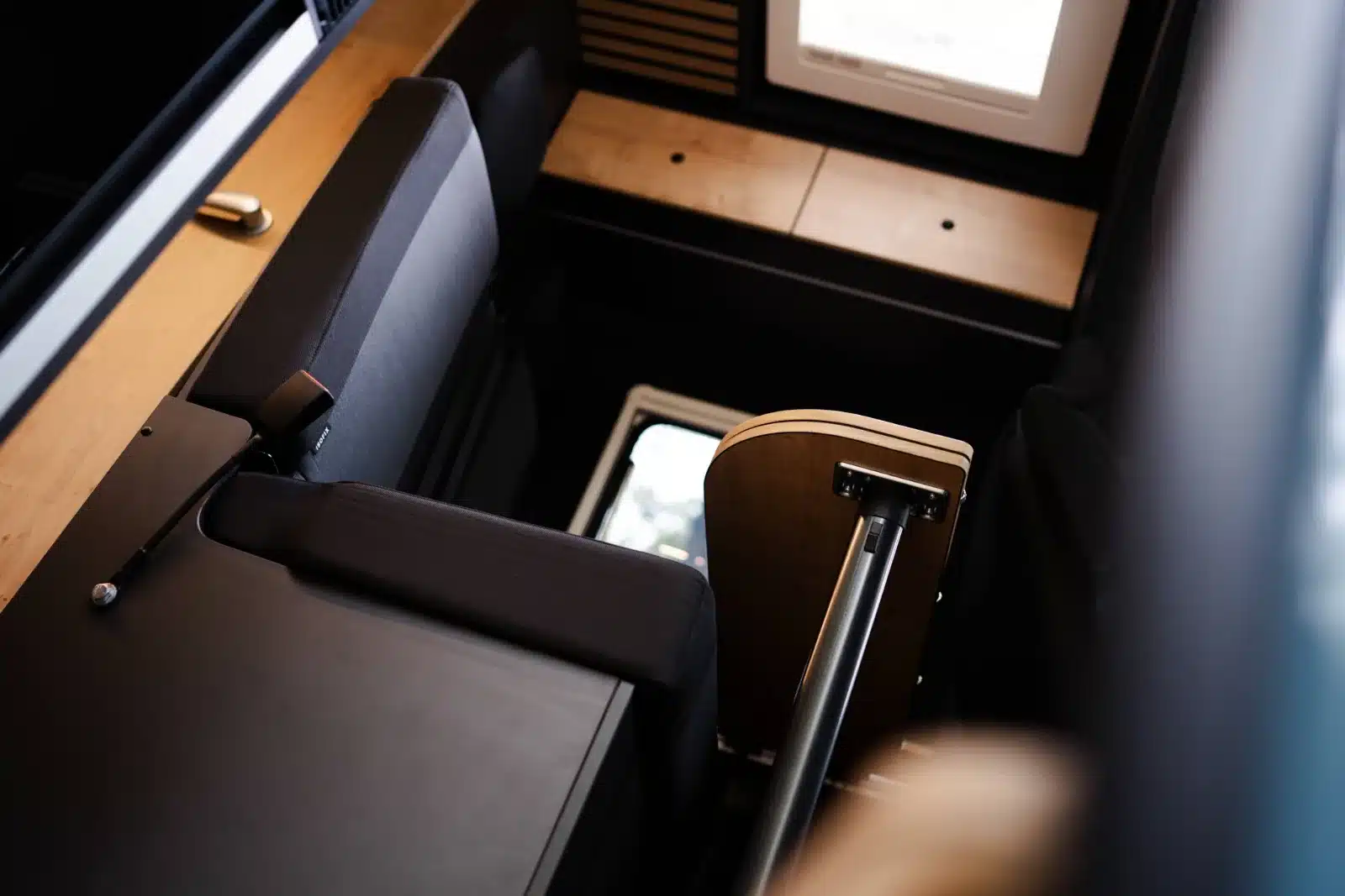 Innenraum-Dinette mit Sitzbank, Tisch und Stauraum im Renault Master VANtastic Campervan