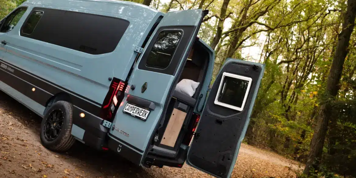 Renault Master VANtastic mit geöffneten Hecktüren und Blick ins Innenraumkonzept des Campers im Wald
