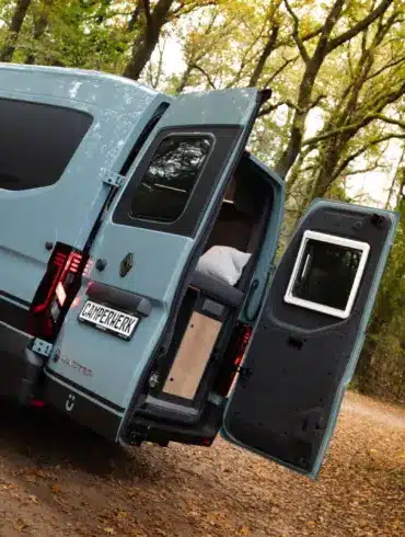 Renault Master VANtastic mit geöffneten Hecktüren und Blick ins Innenraumkonzept des Campers im Wald