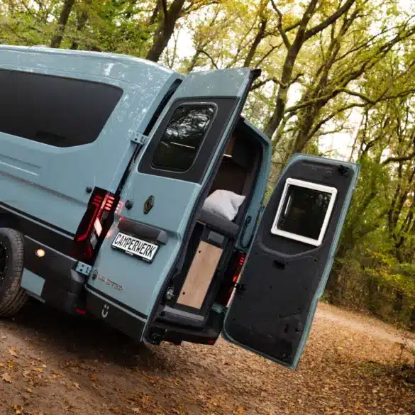 Renault Master VANtastic mit geöffneten Hecktüren und Blick ins Innenraumkonzept des Campers im Wald