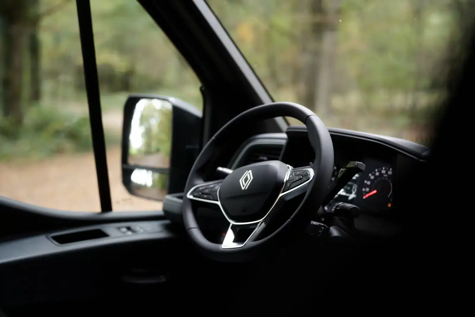 Lenkrad und Fahrerbereich eines Renault Master VANtastic Wohnmobils