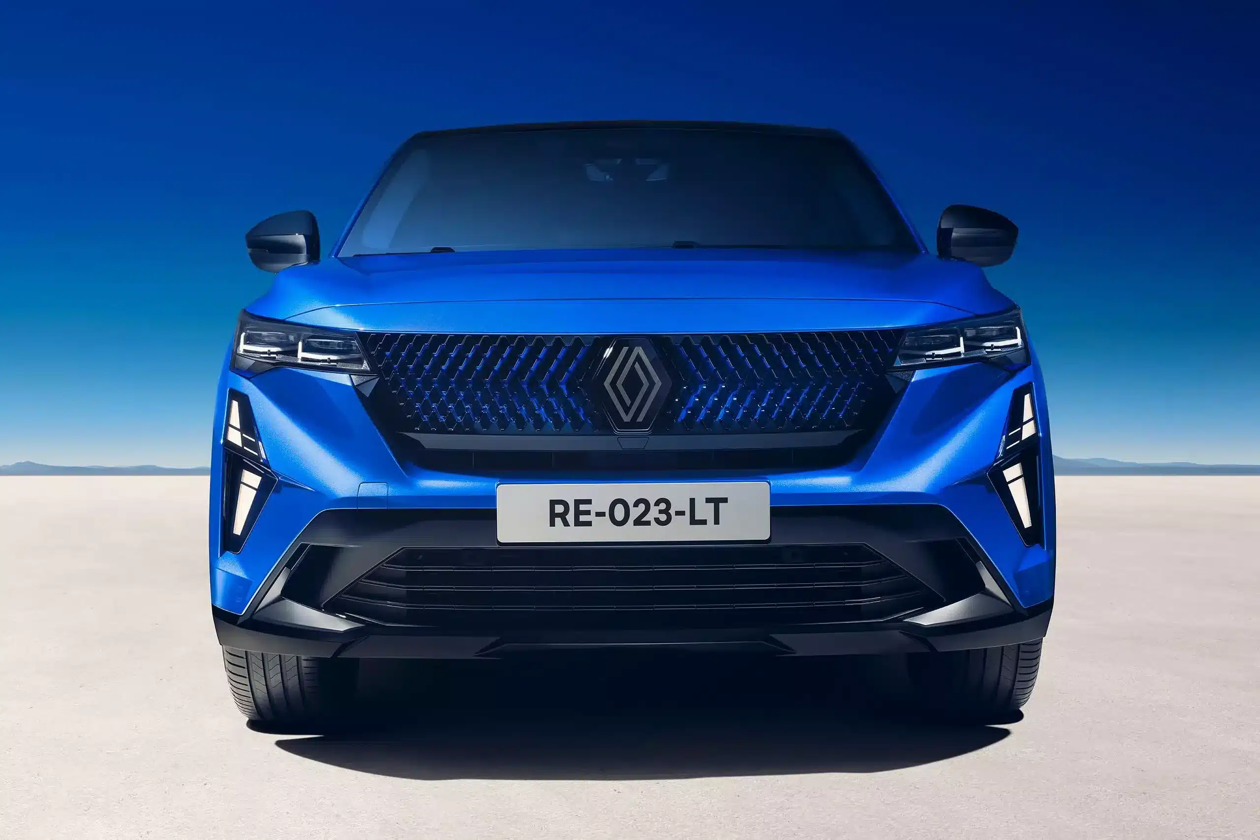 Renault Rafale E-Tech Hybrid SUV in Blau, Frontansicht, isoliert vor blauem Himmel.