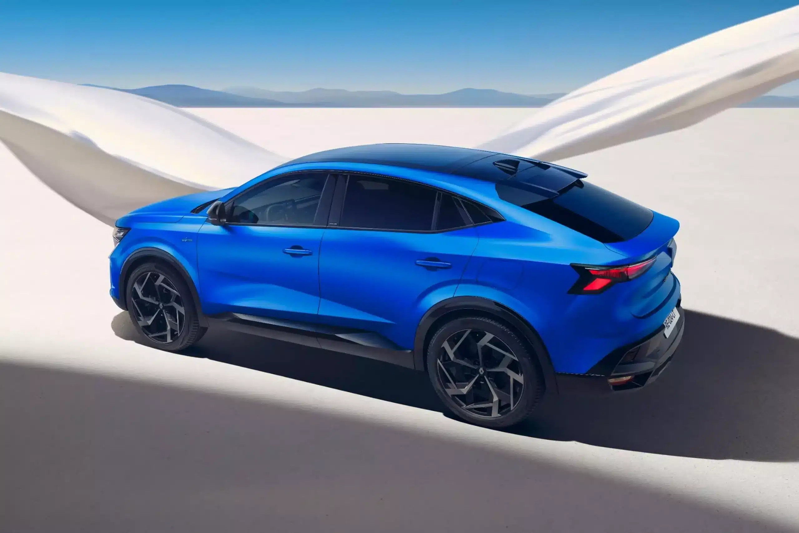 Renault Rafale E-Tech Hybrid Coupé-SUV in Blau auf hellem Untergrund, Seitenansicht