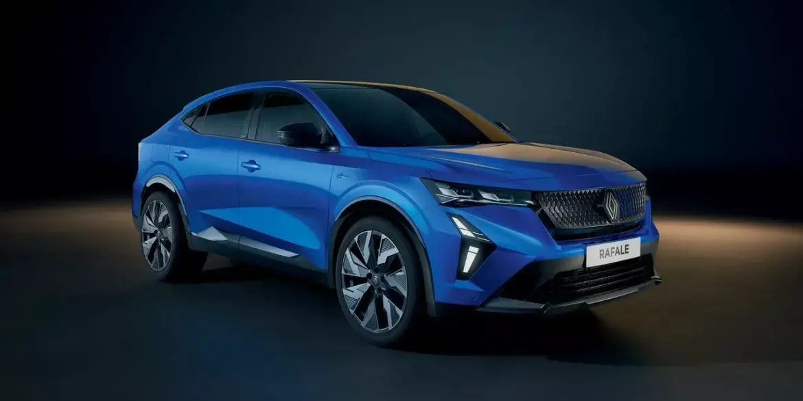 Blauer Renault Rafale E-Tech Hybrid auf dunklem Hintergrund, Seitenansicht des Coupé-SUVs