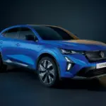 Blauer Renault Rafale E-Tech Hybrid auf dunklem Hintergrund, Seitenansicht des Coupé-SUVs