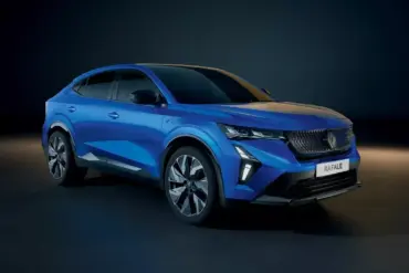 Blauer Renault Rafale E-Tech Hybrid auf dunklem Hintergrund, Seitenansicht des Coupé-SUVs