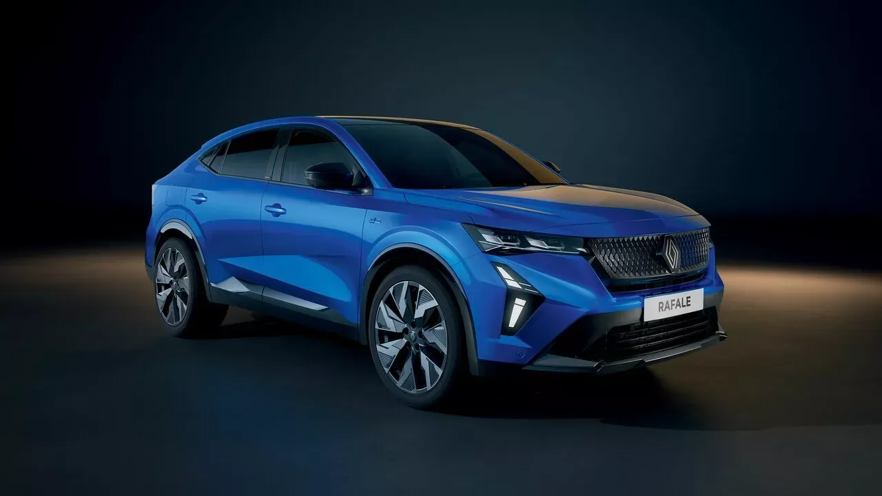 Blauer Renault Rafale E-Tech Hybrid auf dunklem Hintergrund, Seitenansicht des Coupé-SUVs