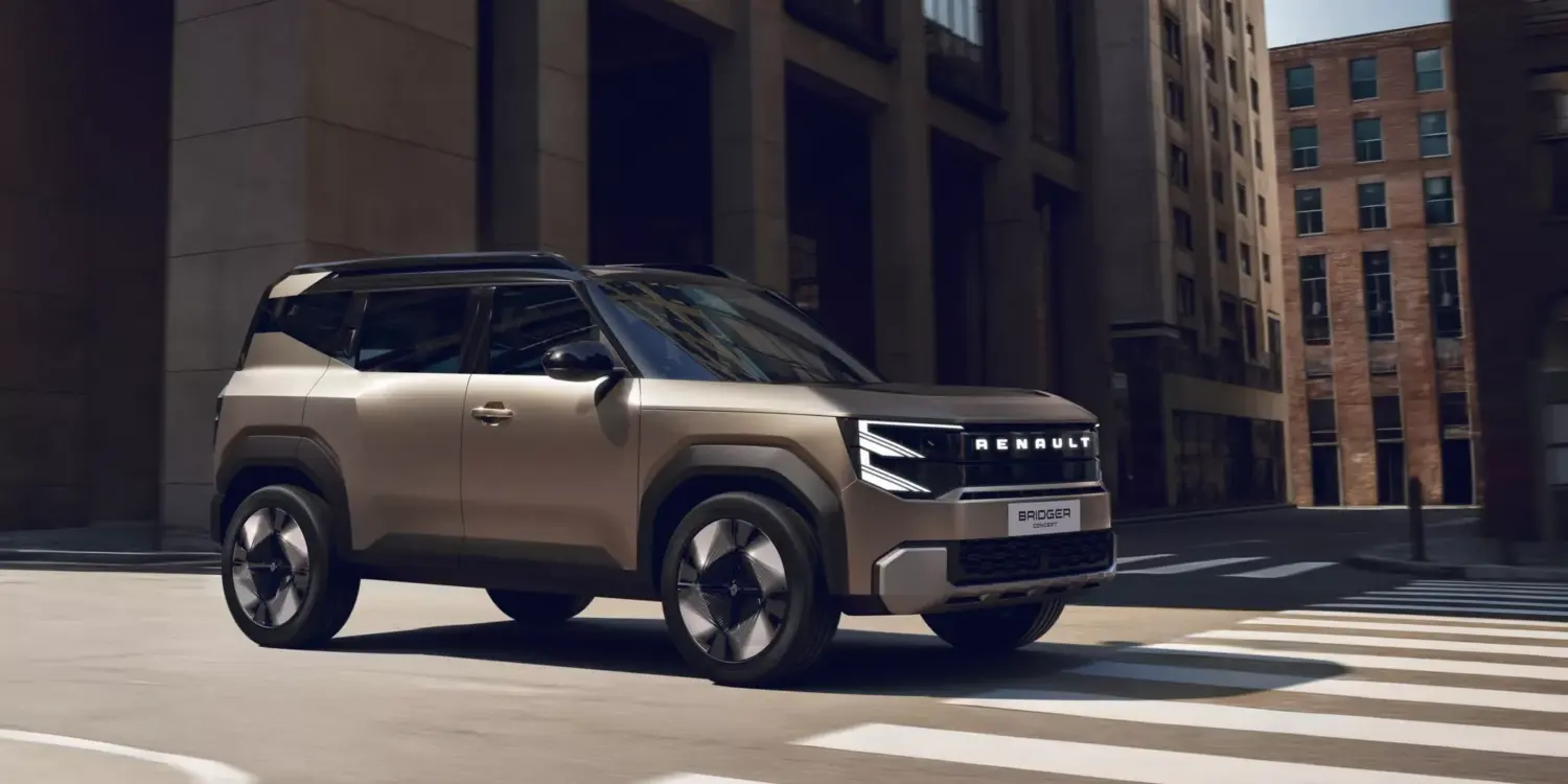 Renault Bridger Concept SUV fährt durch eine moderne Stadtumgebung