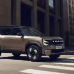 Renault Bridger Concept SUV fährt durch eine moderne Stadtumgebung