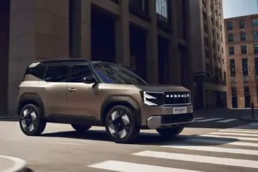 Renault Bridger Concept SUV fährt durch eine moderne Stadtumgebung