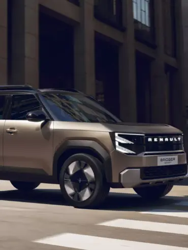 Renault Bridger Concept SUV fährt durch eine moderne Stadtumgebung