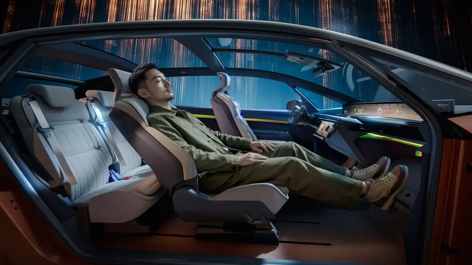 Mann entspannt im futuristischen Innenraum des Renault R-Space Lab Konzeptfahrzeugs mit flexiblen Sitzen und großem Bildschirm