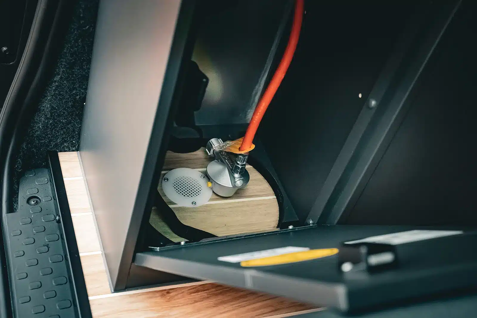 Gasschrank mit Gasanschluss und orangem Schlauch im Camper Renault Trafic BS-Camp