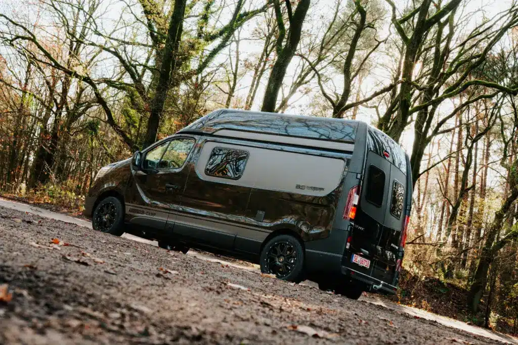 Renault Trafic BS-CAMP als Campervan geparkt im Wald