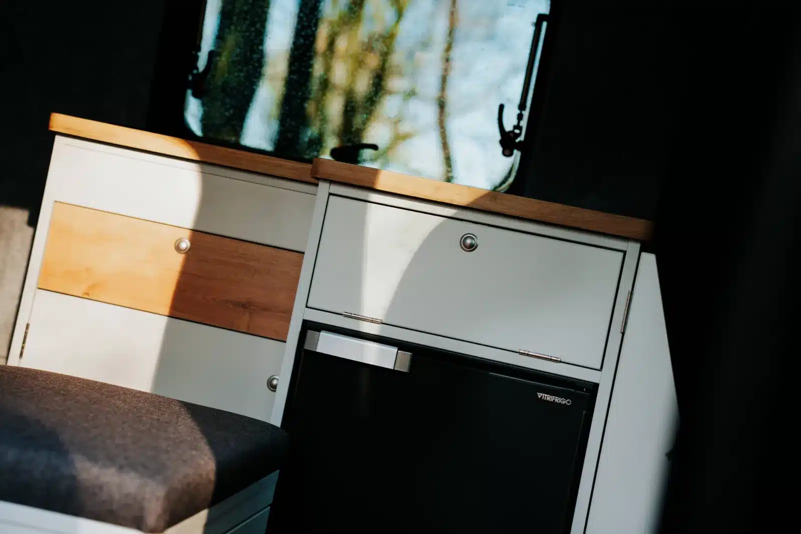 Küchenbereich mit Stauraum und Kühlschrank im Renault Trafic BS-CAMP Campervan