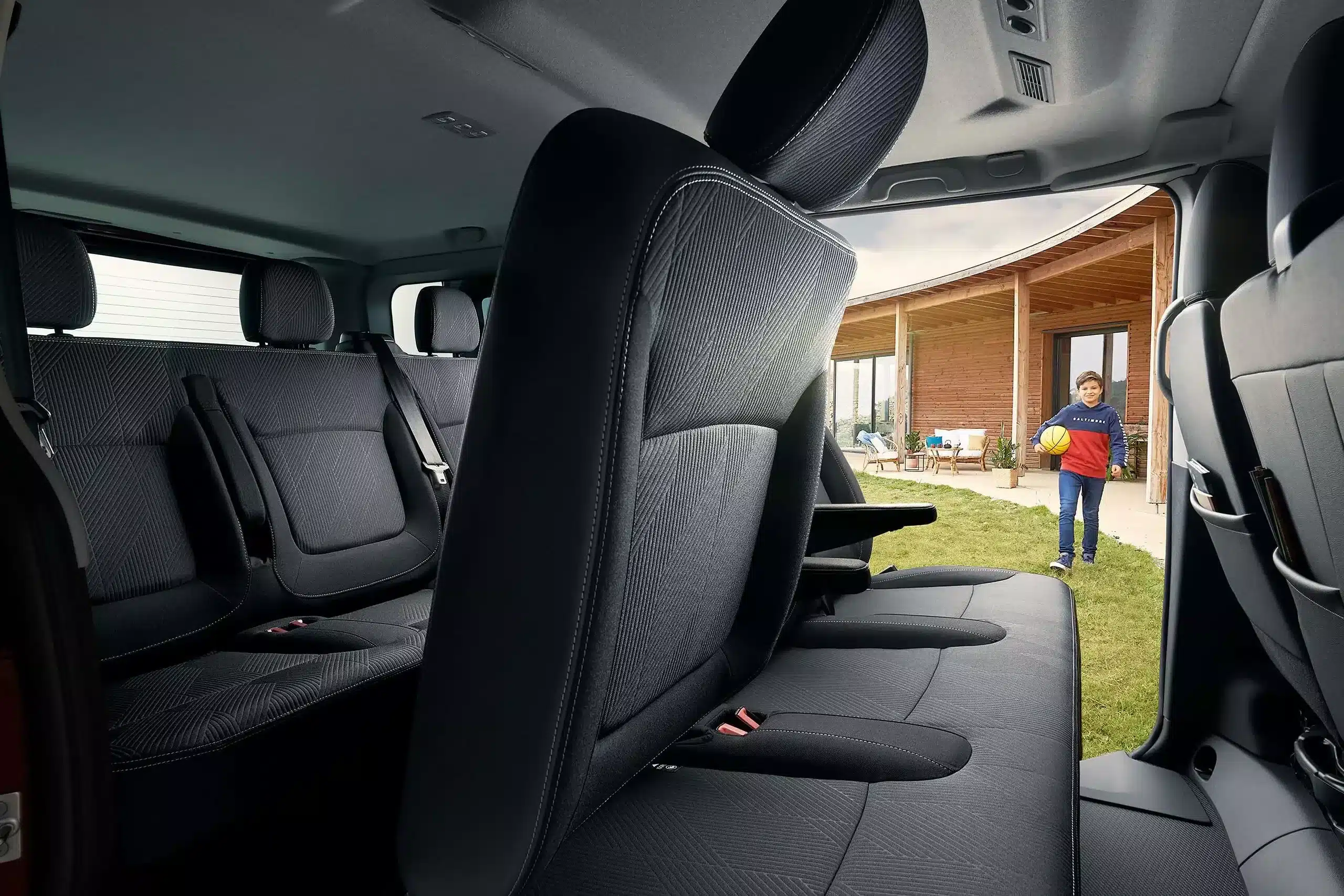 Innenraum des Renault Trafic mit umgeklappten Sitzen und großem Platzangebot