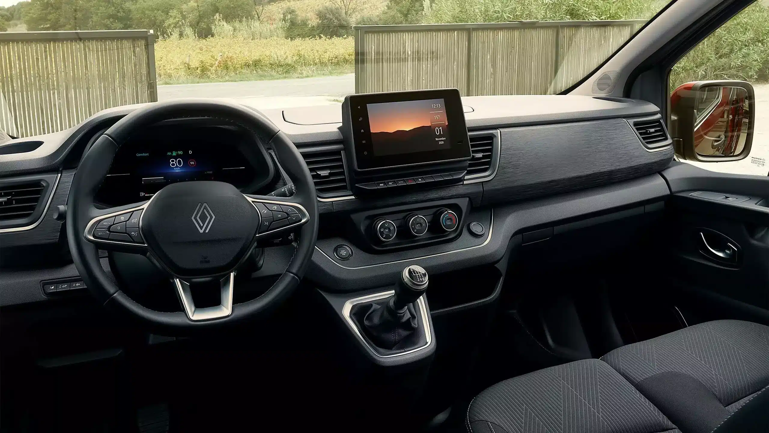 Innenraum des Renault Trafic mit Lenkrad, Armaturenbrett und Multimedia-Display