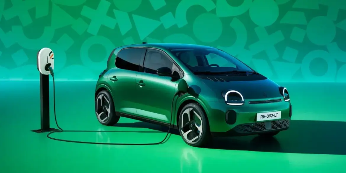 Renault Twingo E-Tech Electric beim Ladevorgang an einer öffentlichen Ladesäule vor grünem Hintergrund