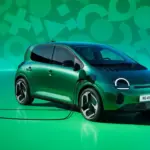 Renault Twingo E-Tech Electric beim Ladevorgang an einer öffentlichen Ladesäule vor grünem Hintergrund
