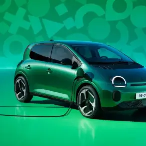 Renault Twingo E-Tech Electric beim Ladevorgang an einer öffentlichen Ladesäule vor grünem Hintergrund