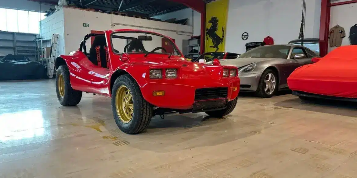 Volkswagen Deserter GT Buggy von 1970 in Rot mit goldenen Felgen in einer Fahrzeughalle