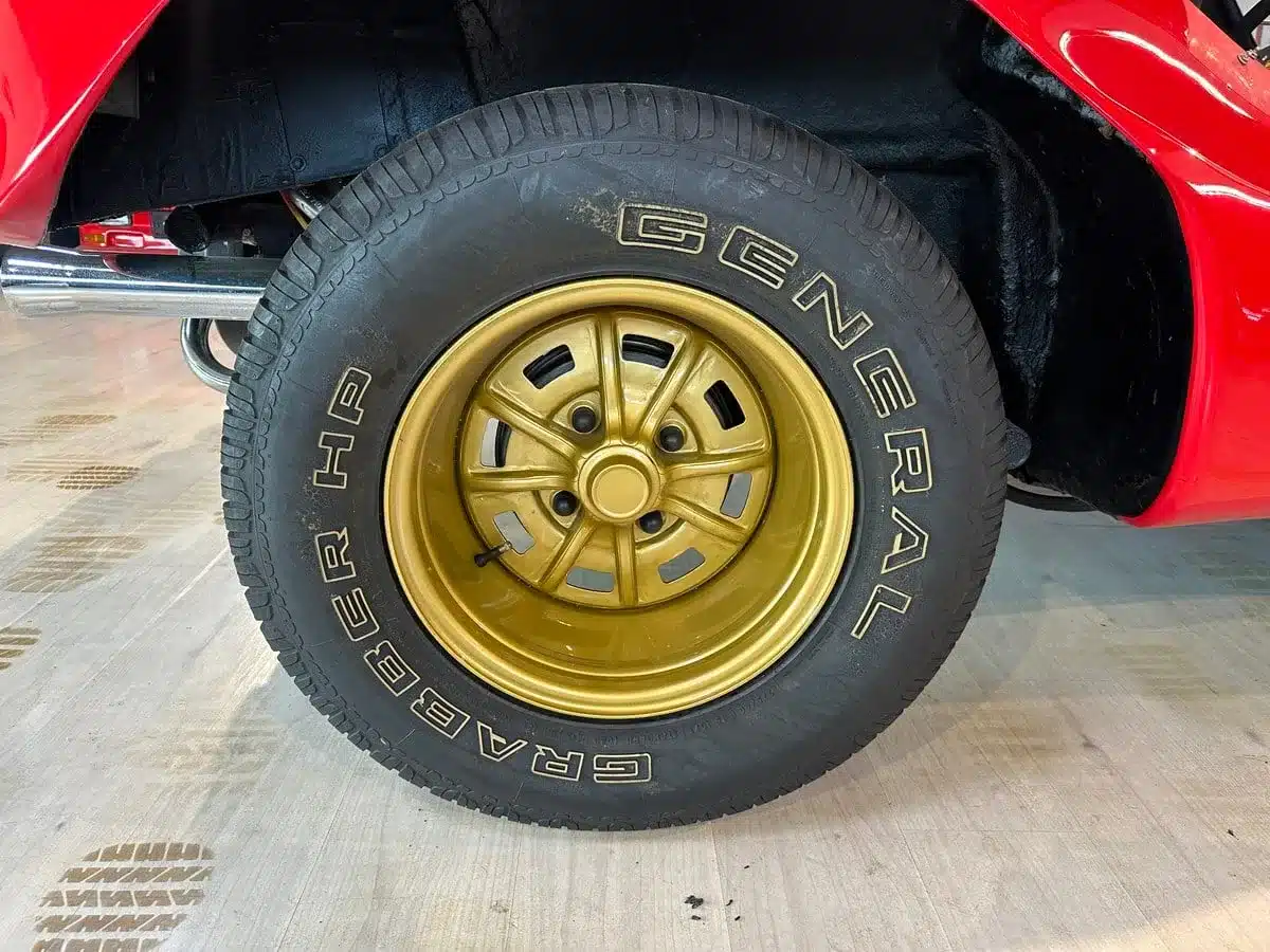 Nahaufnahme des goldfarbenen Rades mit General Grabber HP Reifen am Volkswagen Deserter GT Buggy, Baujahr 1970, roter Lack