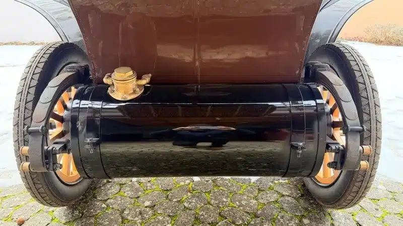 Ansicht des restaurierten Unterbodens mit Achsen und Komponenten eines klassischen Fahrzeugs