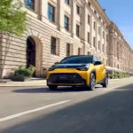 Toyota Aygo X Hybrid in Gelb fährt durch eine Innenstadt mit historischen Gebäuden