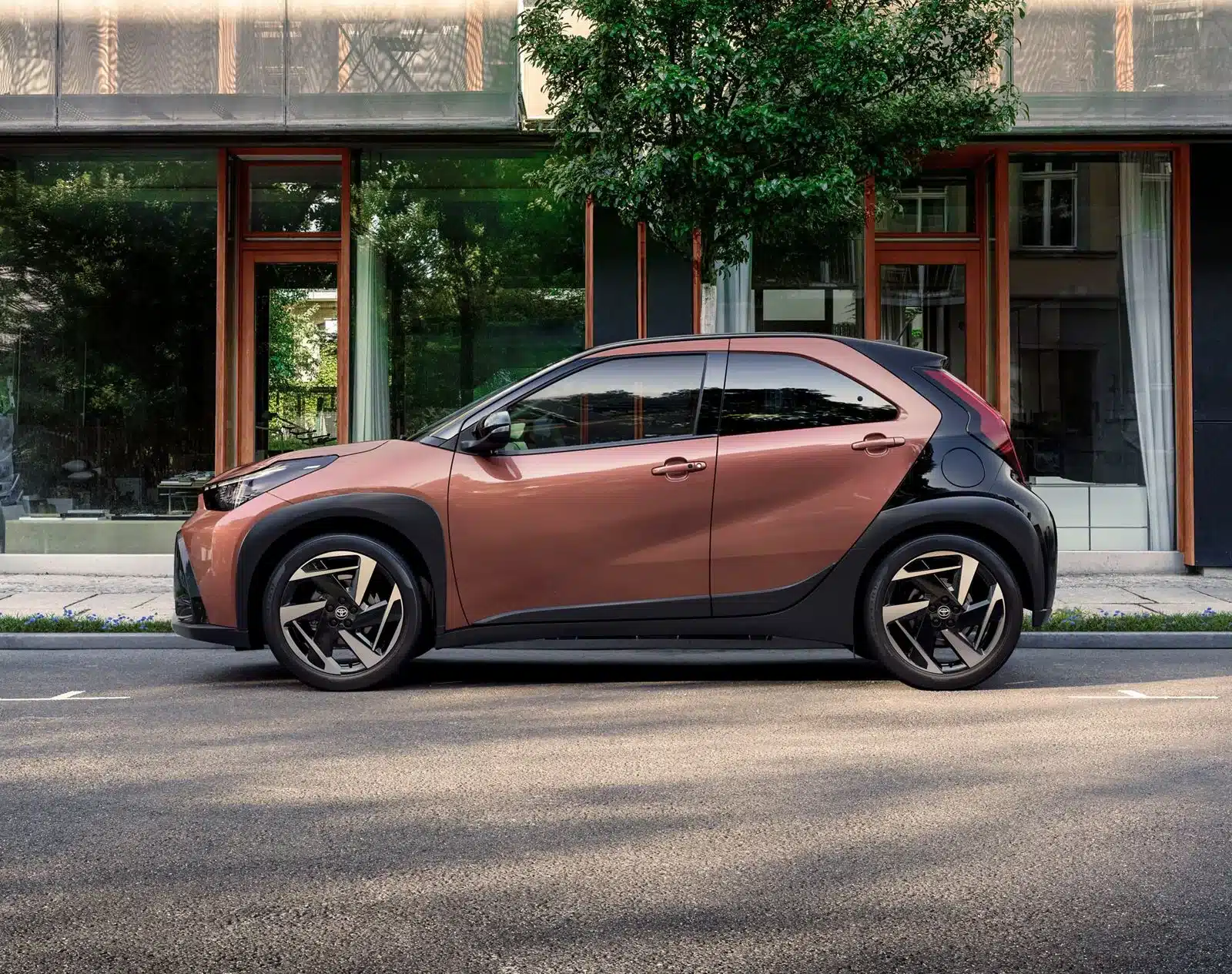 Toyota Aygo X Hybrid Seitenansicht, geparkt in der Stadt