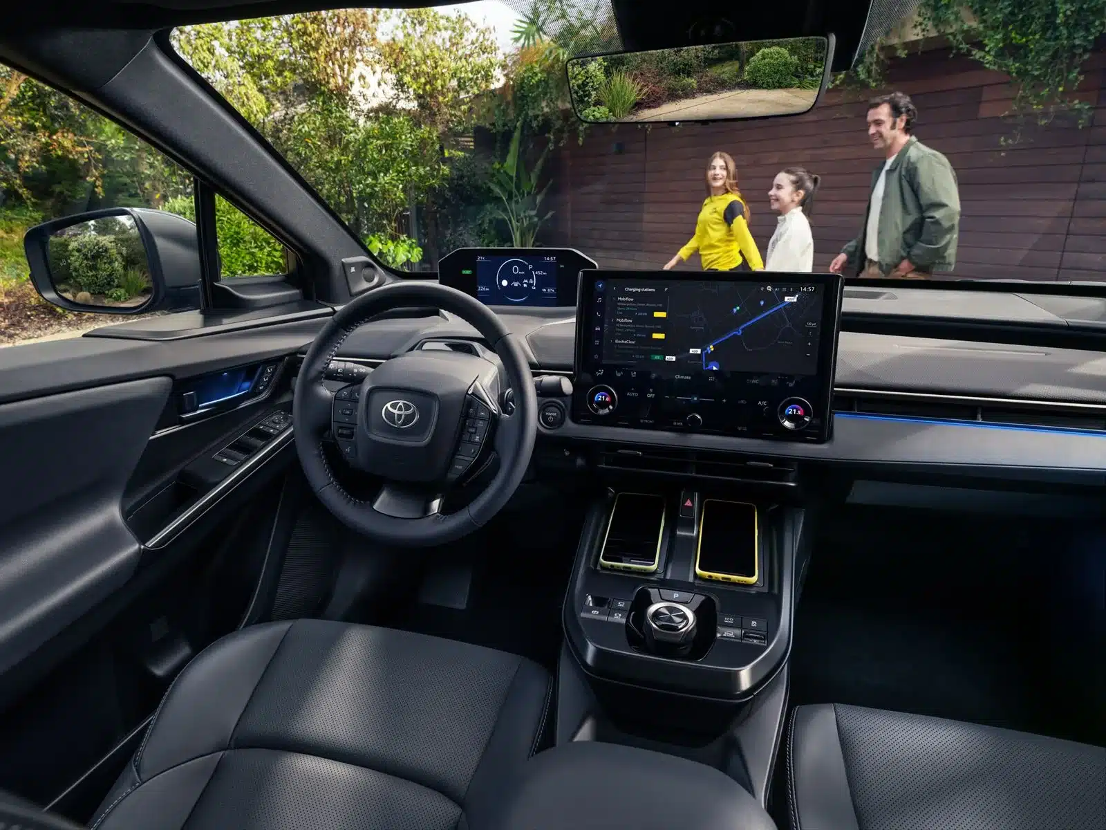 Innenansicht des Toyota bZ4X mit großem Multimedia-Bildschirm und digitalem Cockpit.