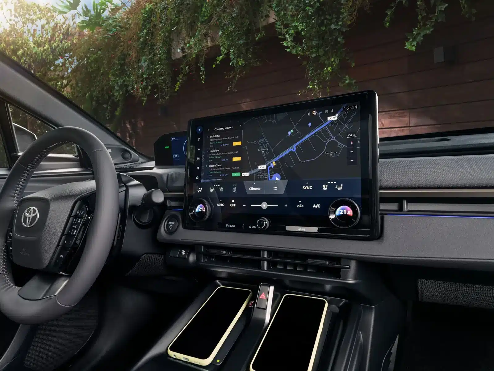 Innenraum des Toyota bZ4X mit großem Zentraldisplay und moderner Instrumententafel