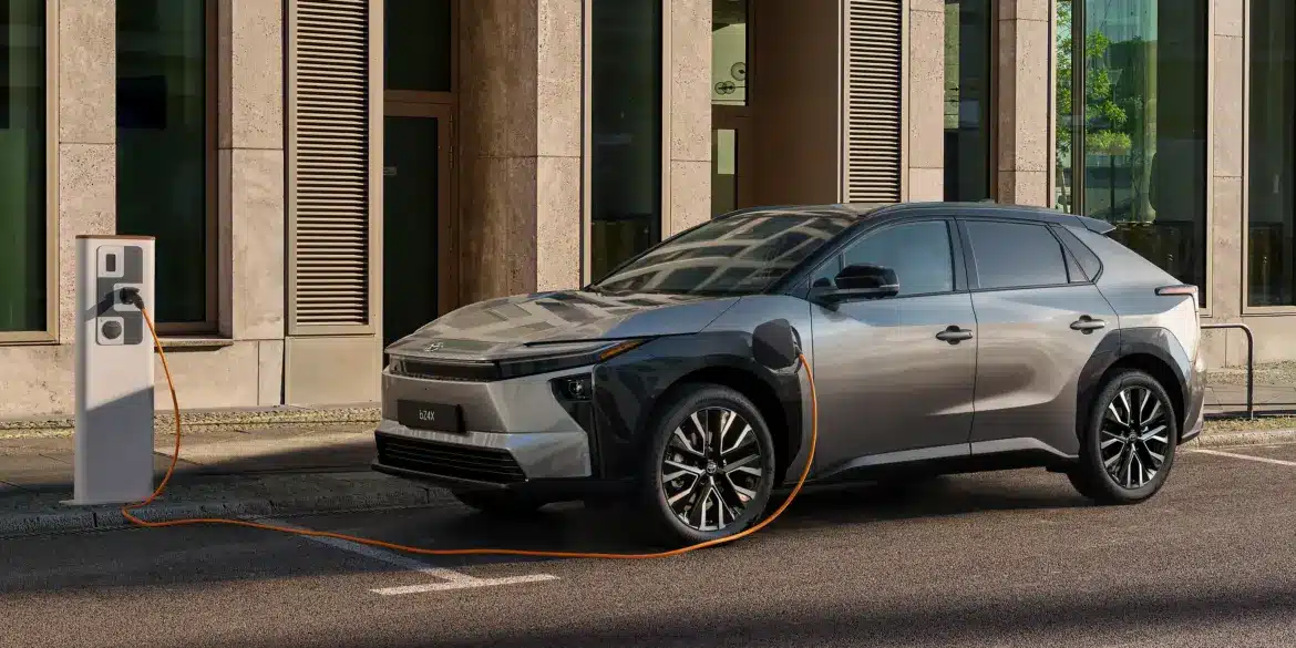 Toyota bZ4X Elektro-SUV beim Laden an einer Ladesäule in der Stadt