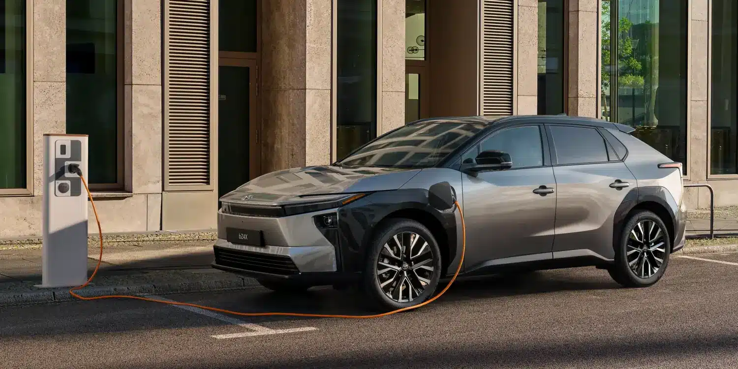 Toyota bZ4X Elektro-SUV beim Laden an einer Ladesäule in der Stadt