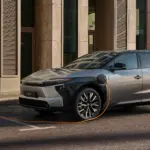 Toyota bZ4X Elektro-SUV beim Laden an einer Ladesäule in der Stadt