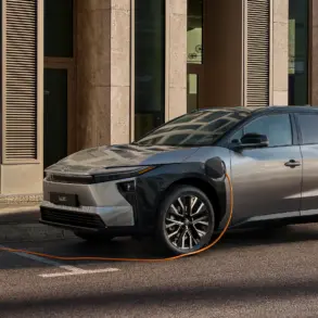 Toyota bZ4X Elektro-SUV beim Laden an einer Ladesäule in der Stadt