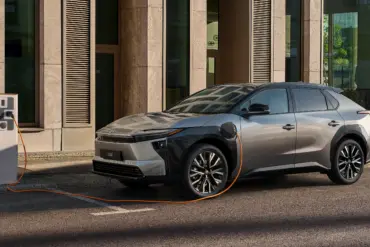 Toyota bZ4X Elektro-SUV beim Laden an einer Ladesäule in der Stadt