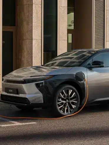 Toyota bZ4X Elektro-SUV beim Laden an einer Ladesäule in der Stadt