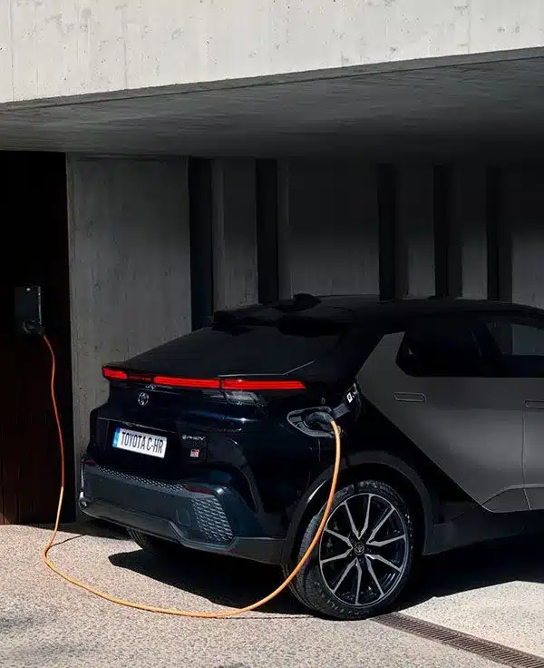 Toyota C-HR Plug-in-Hybrid wird an einer Ladesäule aufgeladen.