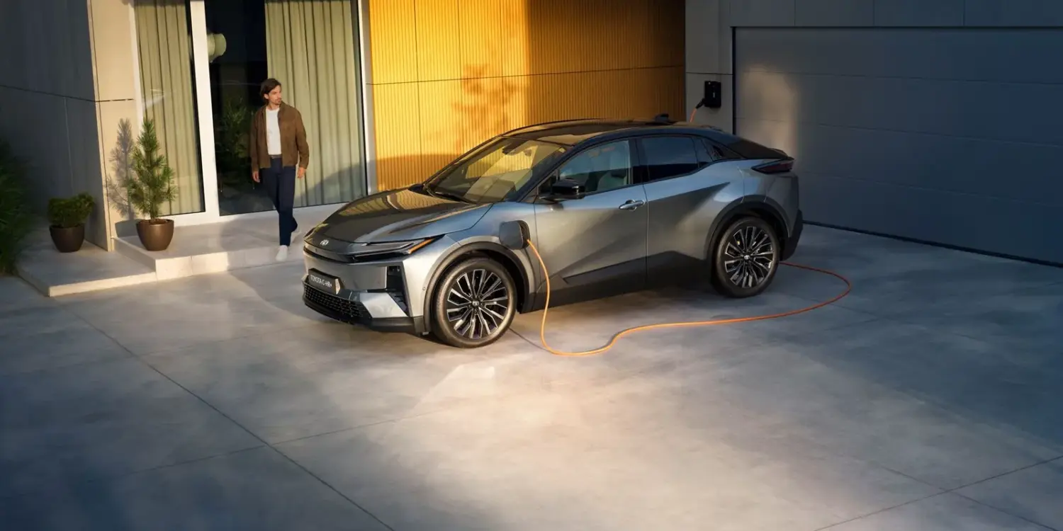 Toyota C-HR Plus Elektro-SUV beim Ladevorgang vor einer modernen Garage