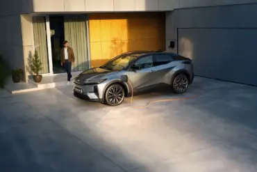 Toyota C-HR Plus Elektro-SUV beim Ladevorgang vor einer modernen Garage