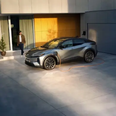 Toyota C-HR Plus Elektro-SUV beim Ladevorgang vor einer modernen Garage
