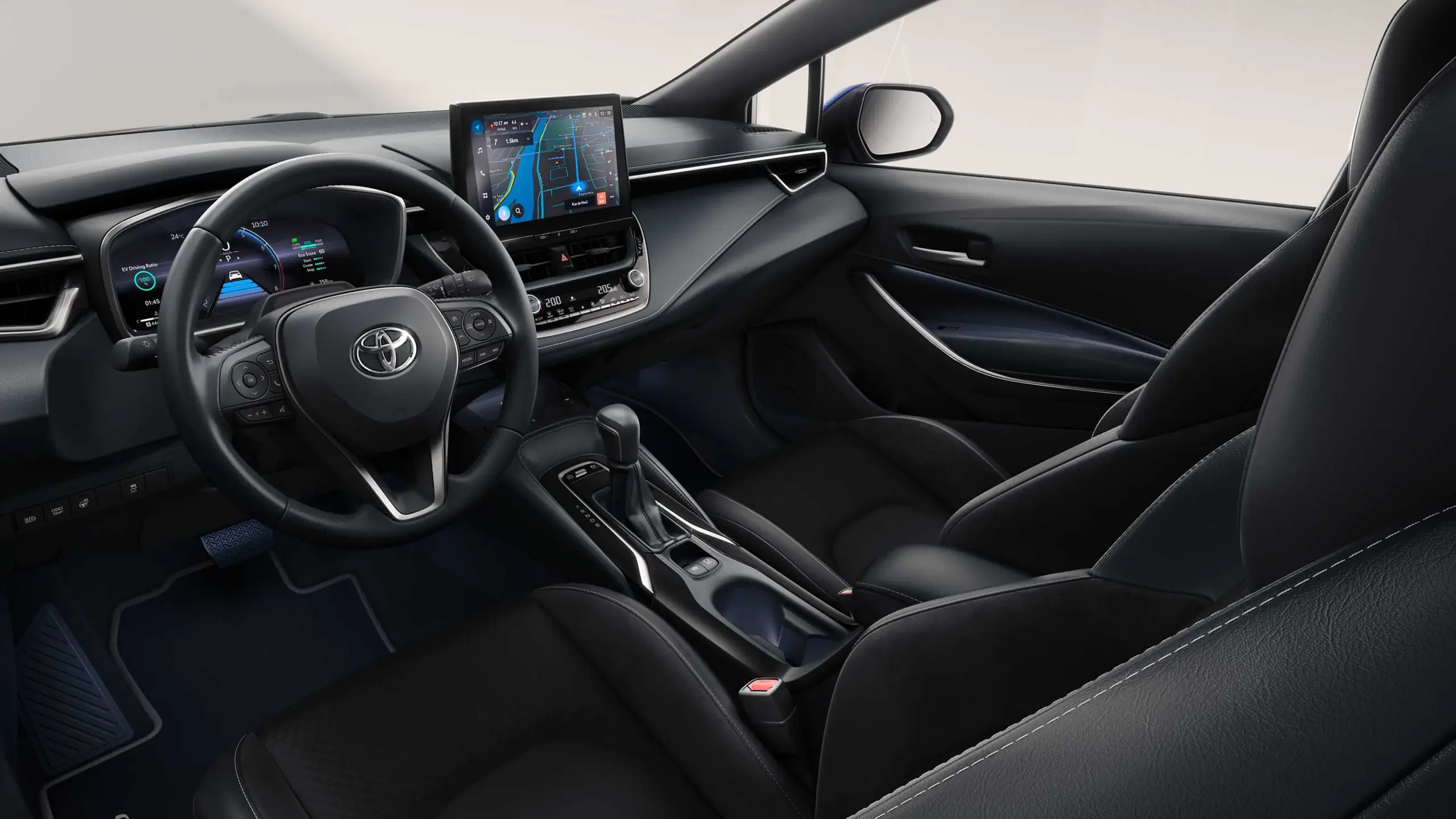 Innenraum des Toyota Corolla Hybrid mit Lenkrad, digitalem Cockpit und zentralem Touchscreen.