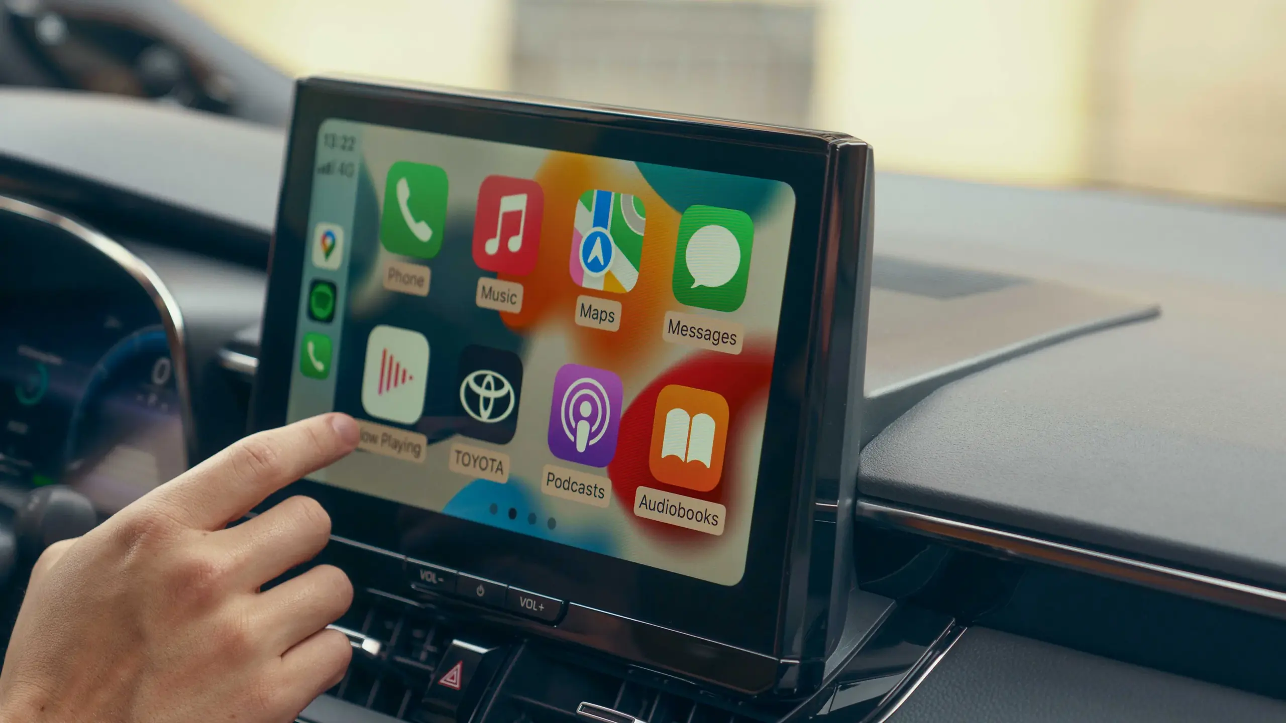 Multimedia-Display im Toyota Corolla Hybrid mit Apple CarPlay und verbundenem Smartphone.