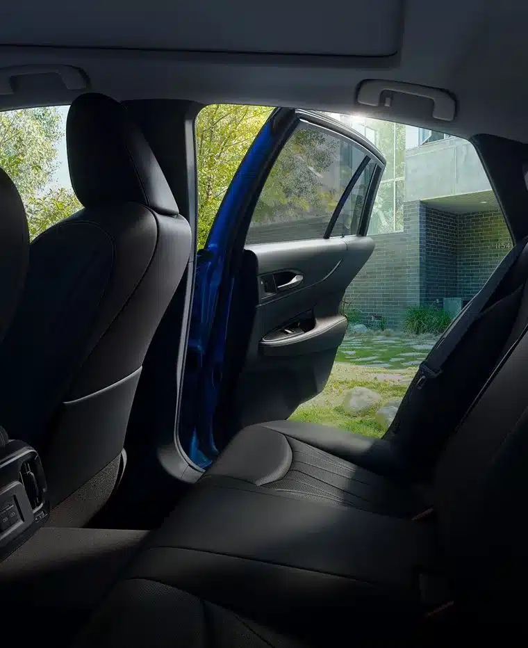 Innenansicht des Toyota Mirai mit geöffneter hinterer Tür und hochwertiger Rücksitzbank
