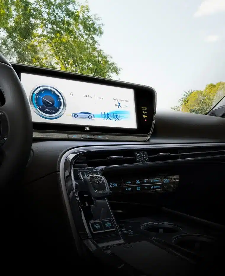 Innenraum des Toyota Mirai mit Fokus auf das zentrale 12,3-Zoll-Infotainmentdisplay und Bedienelemente.