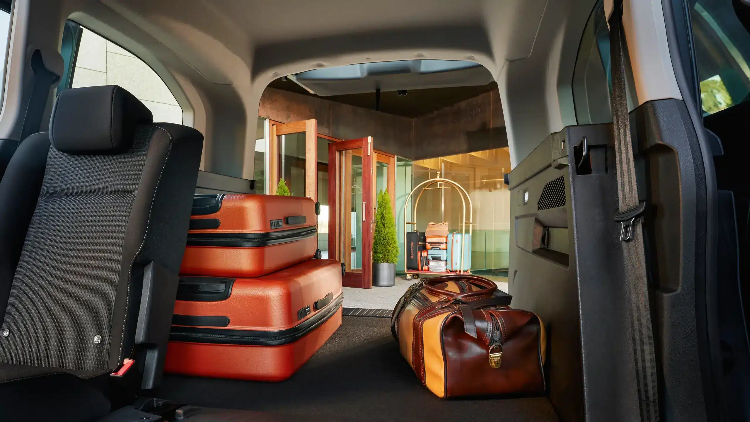 Geräumiger Kofferraum des Toyota Proace City Verso mit Koffern und Reisetasche