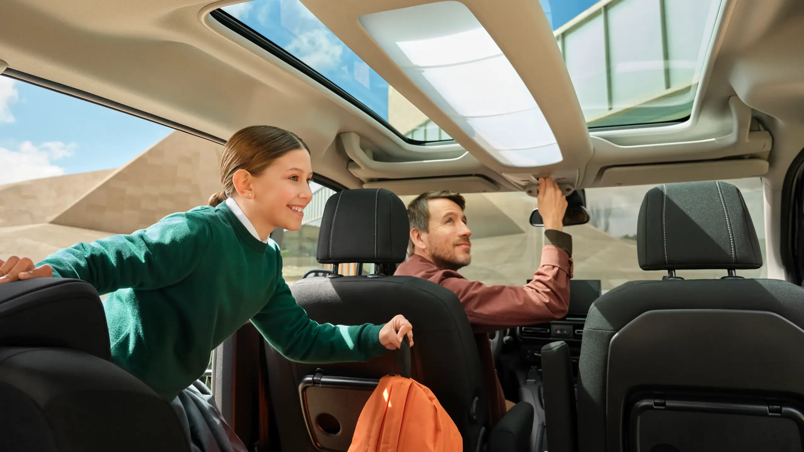 Familie im Toyota Proace City Verso unter dem großen Panorama-Glasdach.