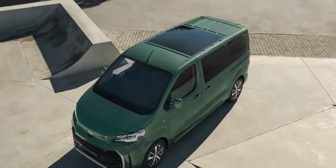 Toyota Proace Verso in Grün, von oben fotografiert, neben Betonrampe im städtischen Umfeld.