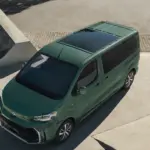 Toyota Proace Verso in Grün, von oben fotografiert, neben Betonrampe im städtischen Umfeld.